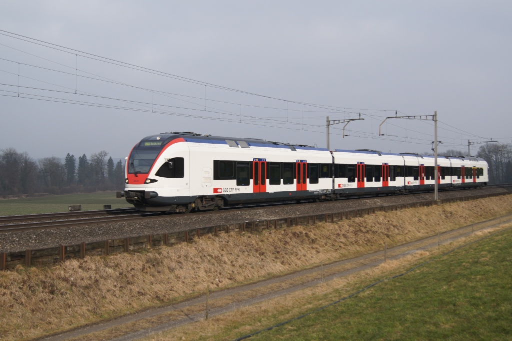 RABe 523 041-7 nhert sich am 19.2.11 seinem Ziel Rotkreuz.