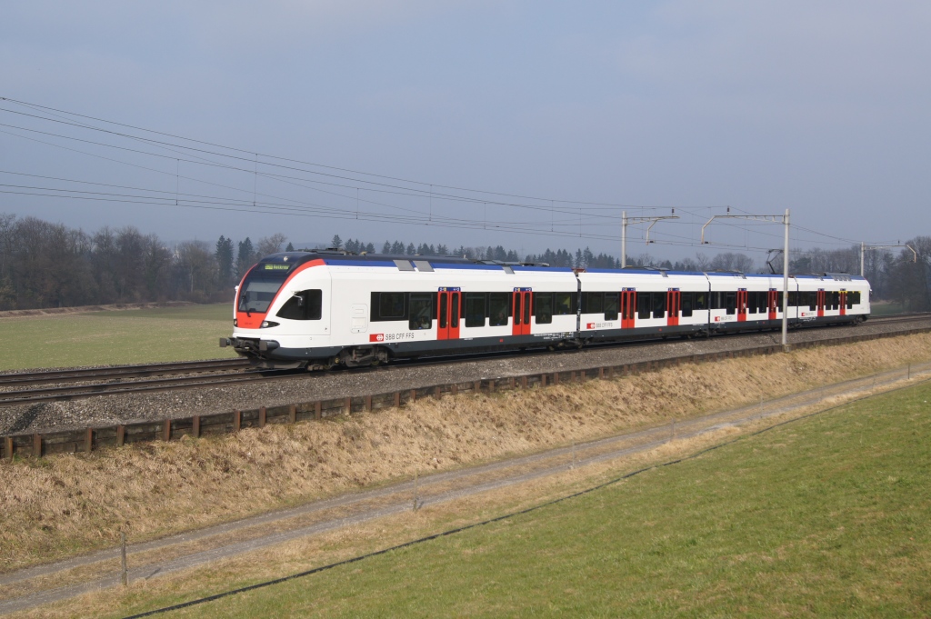 RABe 523 041-7 nhert sich am 19.2.11 seinem Ziel Rotkreuz.