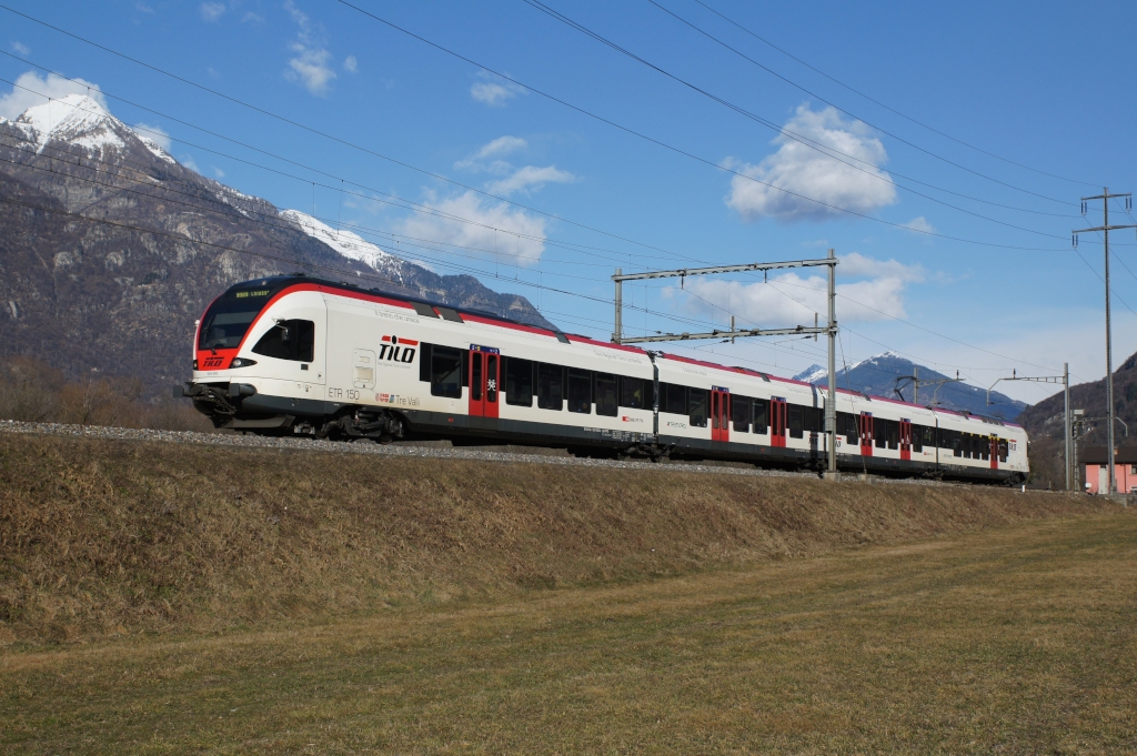 RABe 524 003-1 befindet sich am 09.02.2013 zwischen Biasca und Claro.