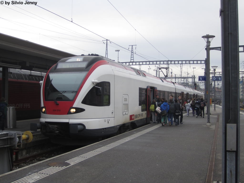 RABe 524 010 am 7.3.2013 in Genf als Regio nach La Plaine.