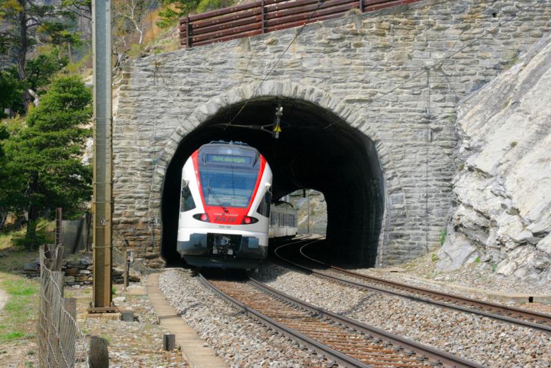 RABe 524 102 bei der Einfahrt in den Schluchitunnel; 20.04.2010