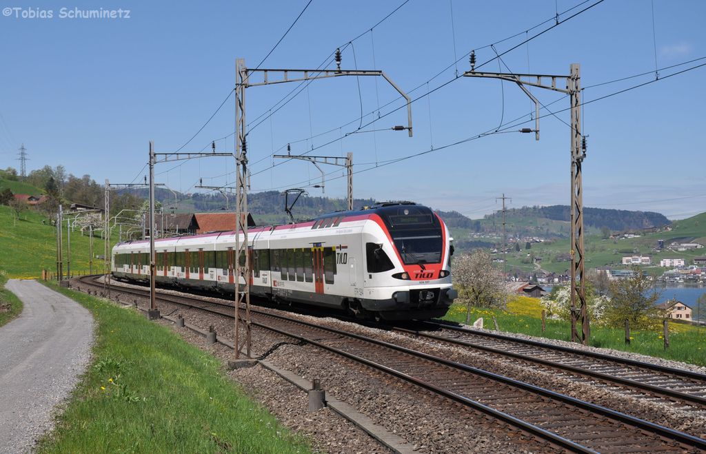 RABe 524 107 am 26.04.2012 bei Immensee