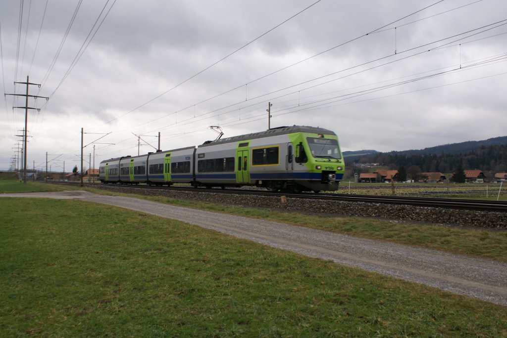RABe 525 016-2 nhert sich am 12.12.09 Kiesen.

