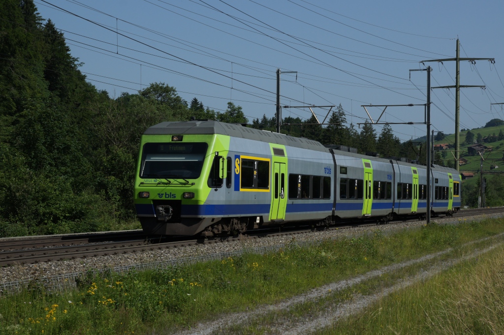 RABe 525 016-2 nhert sich am 30.6.12 Mlenen.