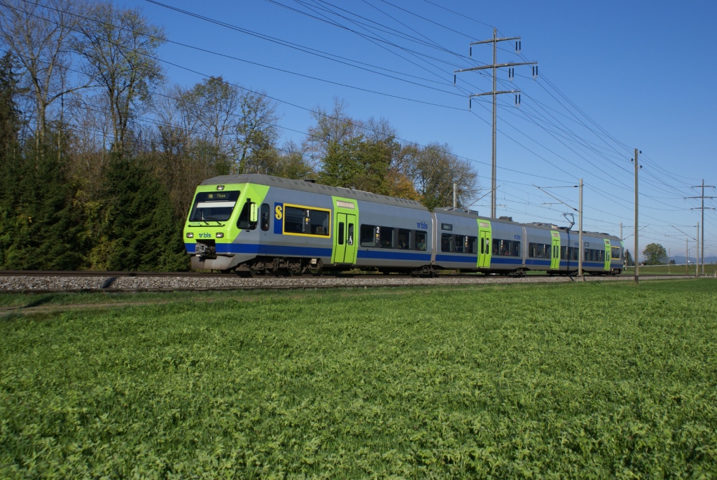RABe 525 024-6 erreicht als S 6 nach Thun Kiesen.