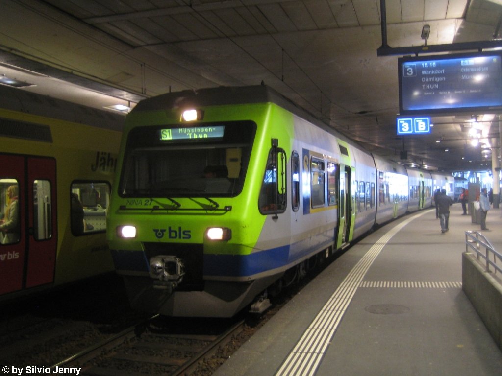 RABe 525 027-9 ''Gltschbach'' im dunklen Bahnhof Bern am 9.2.2010 als S1 via Aaretal nach Thun.
