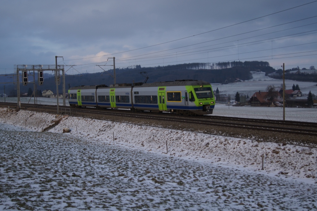 RABe 525 028-7 verlsst am 22.1.11 Riedbach als S 52 nach Bern.
