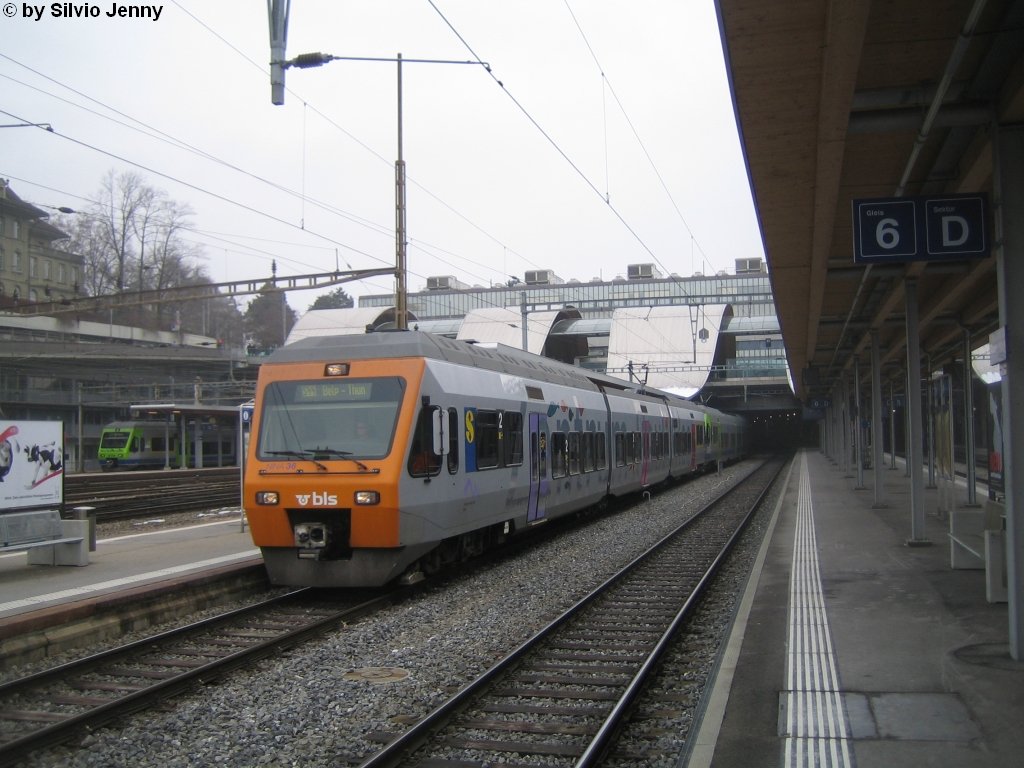 RABe 525 036-0 ''Zentrum Paul Klee'' + 525 007-1 ''Gbelbach'' verlassen am 9.2.2010 Bern als S44 durchs Grbetal nach Thun. Erst seit Dez. 2008 fahren die NINA's auf der S44, davor fuhr die S44 nicht nach Thun sondern nach Bmpliz, und wurde durch die ex RM GTW RABe 526 gefahren.
