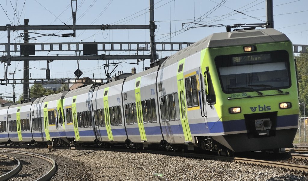 RABe 525 als S1 nach Thun bei der Einfahrt in Bern Wankdorf, Aufgenommen am 10.09.2011