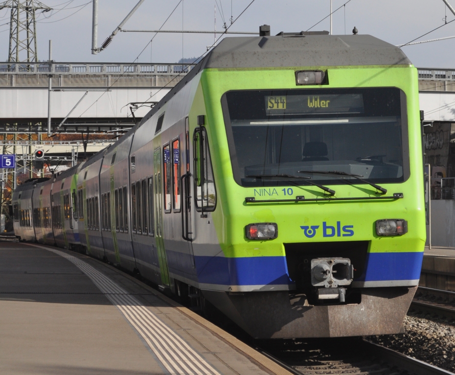 RABe 525  NINA  bei der Abfahrt in Bern Wankdorf.