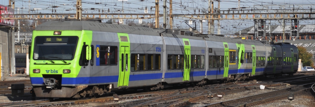 RABe 525 (NINA) bei der Abfahrt in Bern
