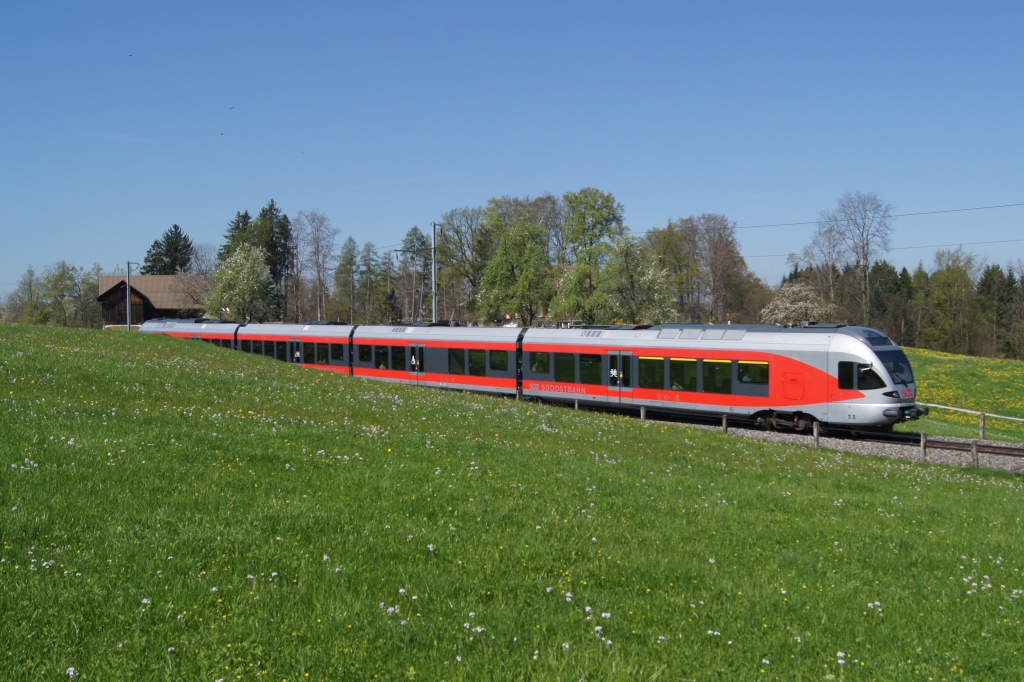 RABe 526 042-7 befindet sich am 9.4.11 unterhalb von Samstagern.