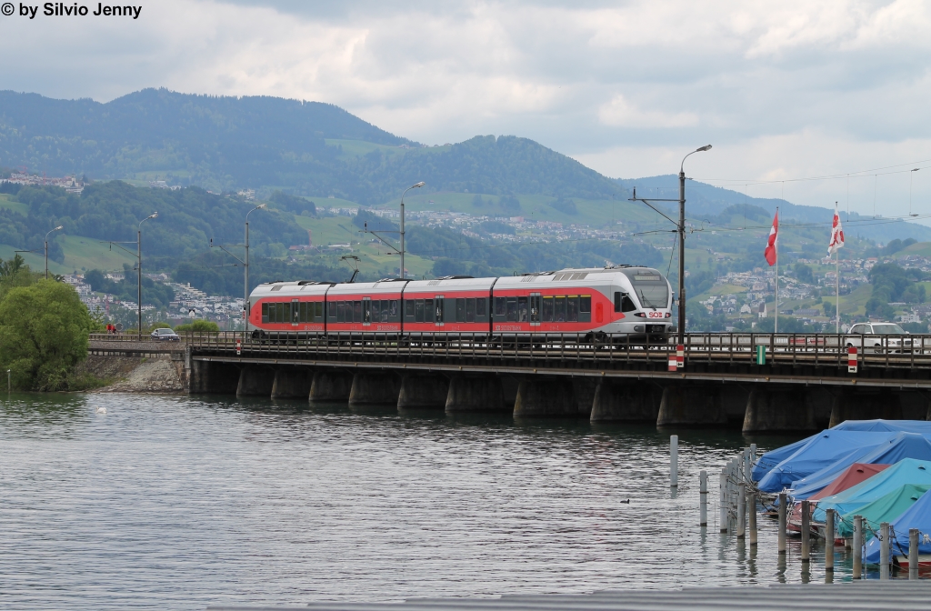 RABe 526 042-7 verlsst am 20.5.2013 Rapperswil als S40 nach Einsiedeln.