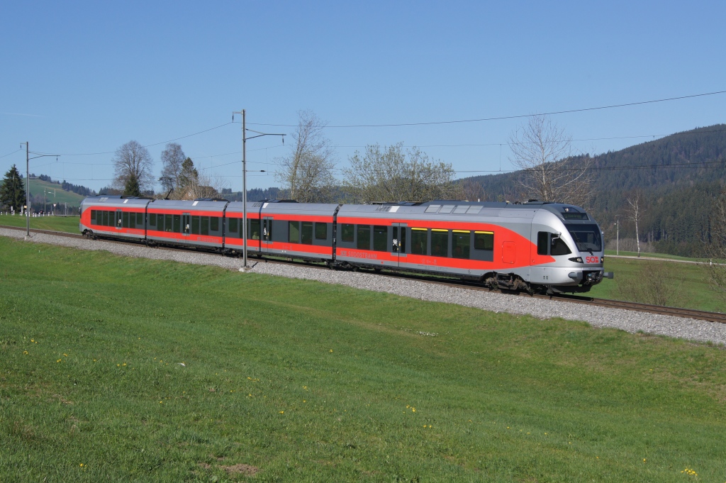 RABe 526 043-5 nhert sich am 9.4.11 seinem Ziel Biberbrugg.