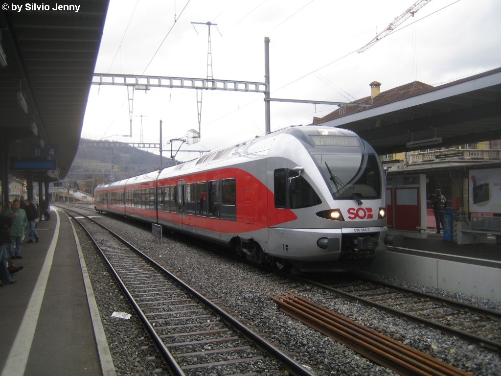 RABe 526 044-3 am 26.11.09 in Wattwil als S9 nach Nesslau. Die S9 wartet jeweils in Wattwil einige Minuten, um Anschluss an den VoralpenExpress zu machen.