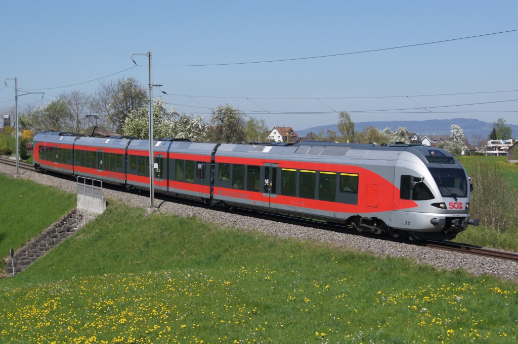 RABe 526 044-3 verlsst am 9.4.11 Samstagern in Richtung Wollerau.