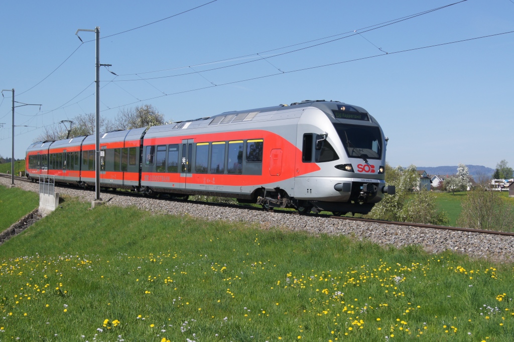 RABe 526 046-8 fhrt am 9.4.11 von Samstagern Richtung Wollerau.