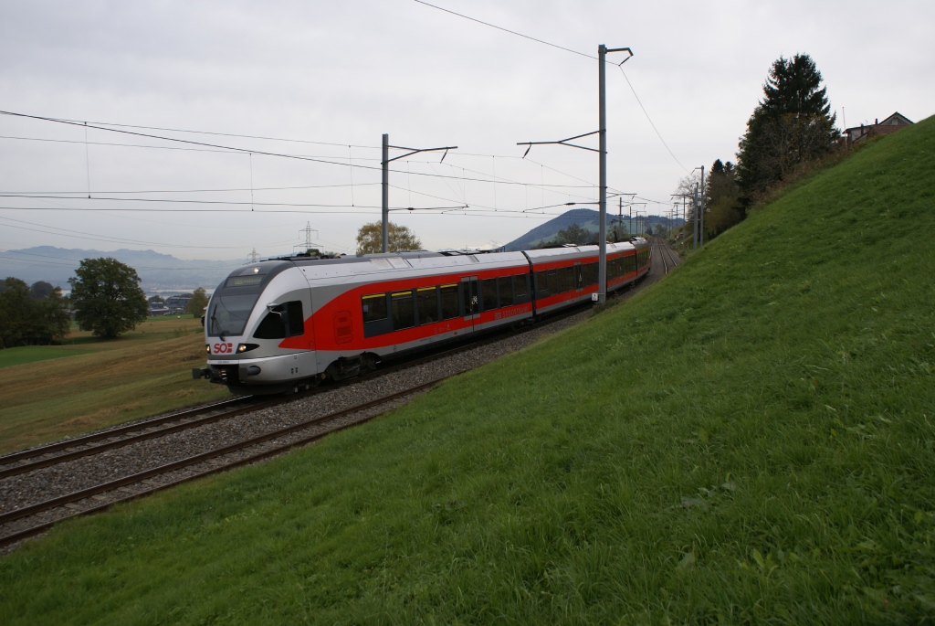 RABe 526 049-2 befindet sich am 22.10.10 kurz vor Samstagern.