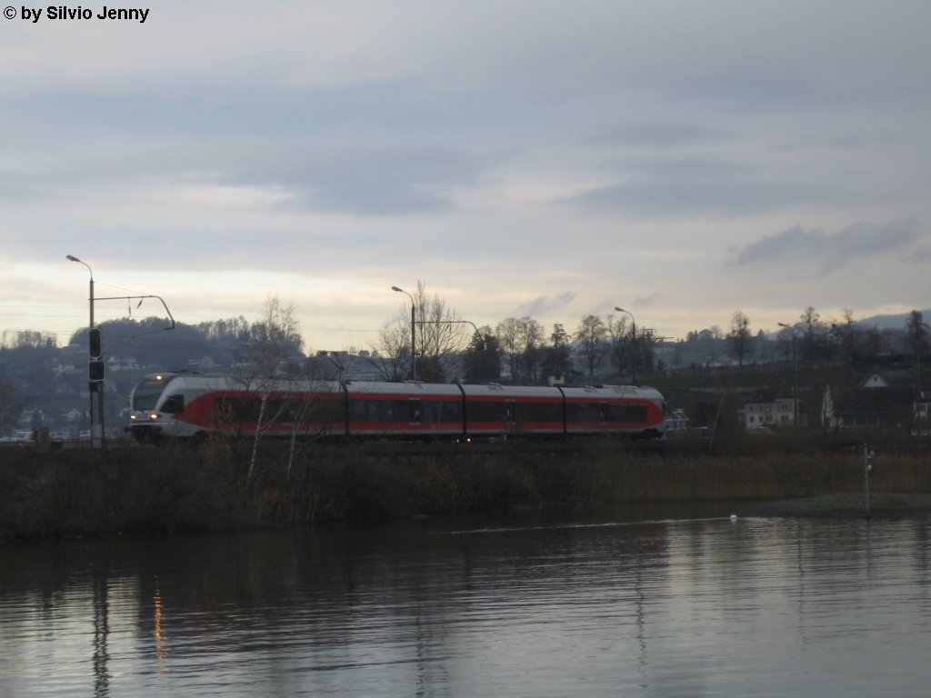 RABe 526 050-0 verlsst am 26.11.09 Rapperswil als S40 nach Einsiedeln.