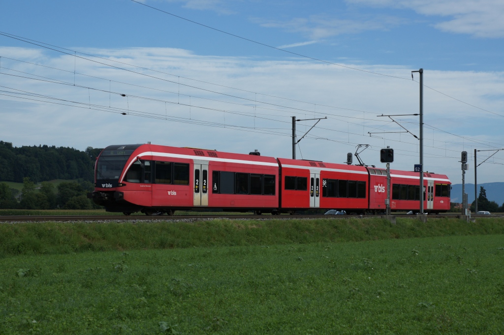 RABe 526 260-5 erreicht am 28.8.12 Lindenholz.