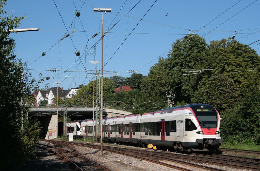 RABe 526 657-2  Seehas  mit einem weiteren Flirt als SBB 79854 Konstanz - Engen bei der Einfahrt von Radolfzell. 09.08.10