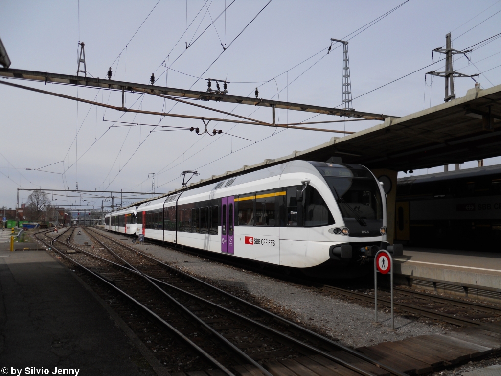 RABe 526 705-9 + 526 758-8 ''Sargans'' am 3.4.2010 in Winterthur-Grze. Bei so schnem Frhlingswetter und Osterwochenende ist das Tsstal ein beliebtes Ausflugsziel fr Touristen, deshalb werden auch alle Zge der S26 mit 2 GTW's gefhrt.
