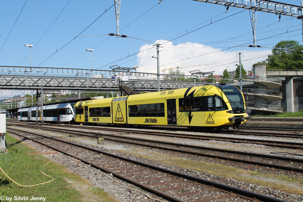 RABe 526 707-5 ''Top-Blitz'' + 526 762-0 am 6.6.2013 in St.Fiden.