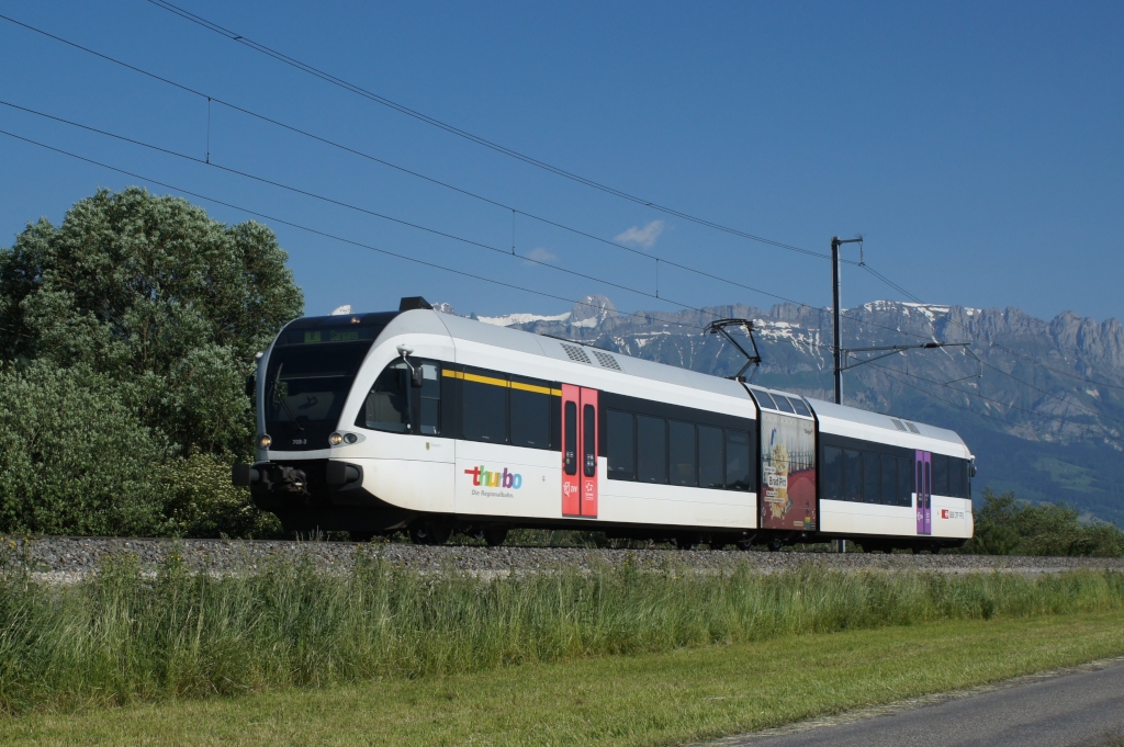 RABe 526 708-3 nhert sich am 08.06.2013 Sevelen.