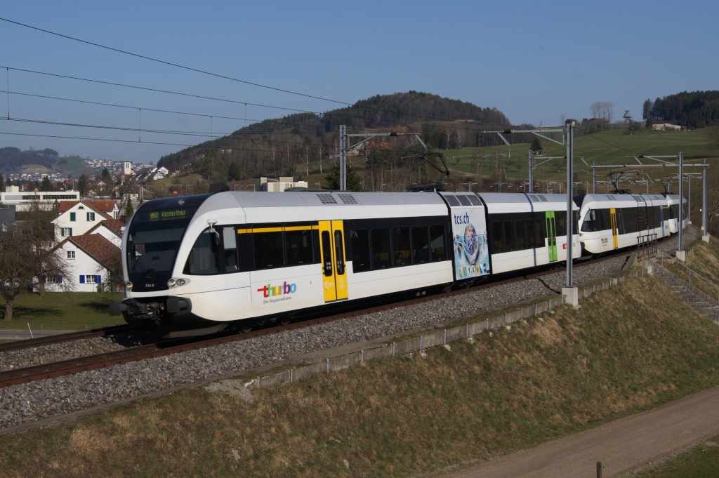 RABe 526 734-9, RABe 526 736-4 und RABe 526 767-9 fahren am 16.3.12 von Sirnach Richtung Eschlikon.