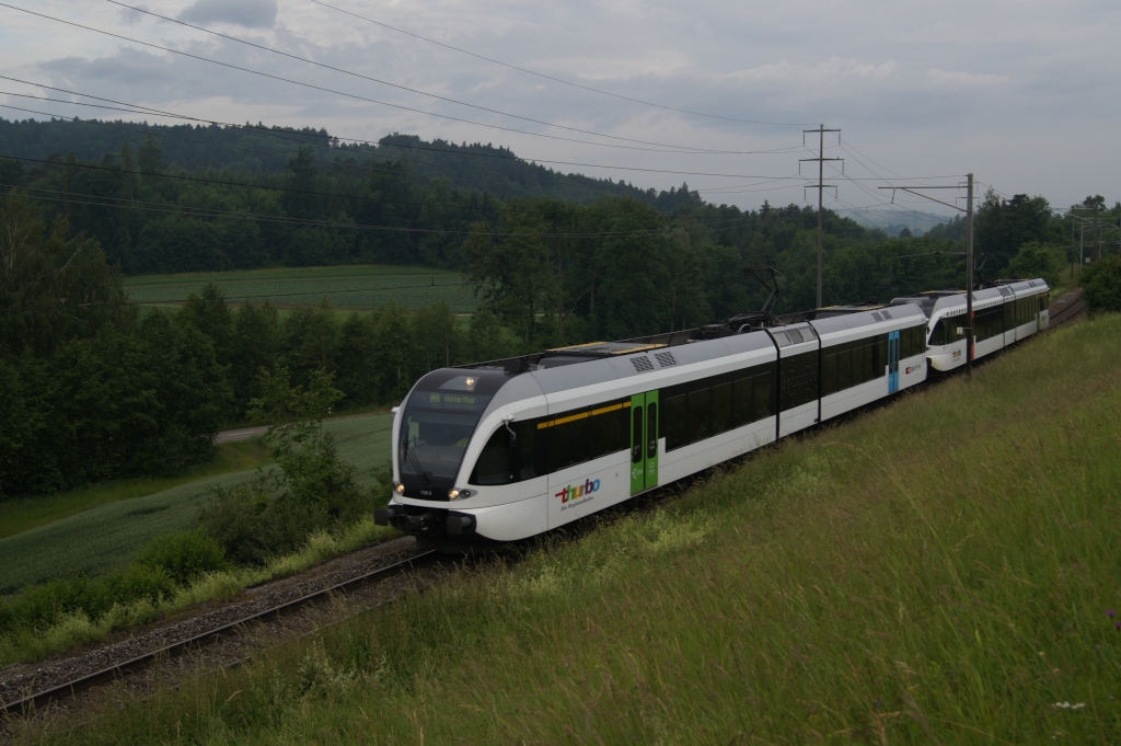 RABe 526 738-0 und RABe 526 750-5 fahren am 7.6.12 von Andelfingen Richtung Henggart.