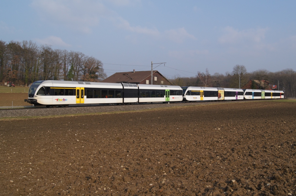 RABe 526 739-8, RABe 526 722-4 und RABe 526 755-4 verlassen am 1.3.11 Marthalen in Richtung Schaffhausen.