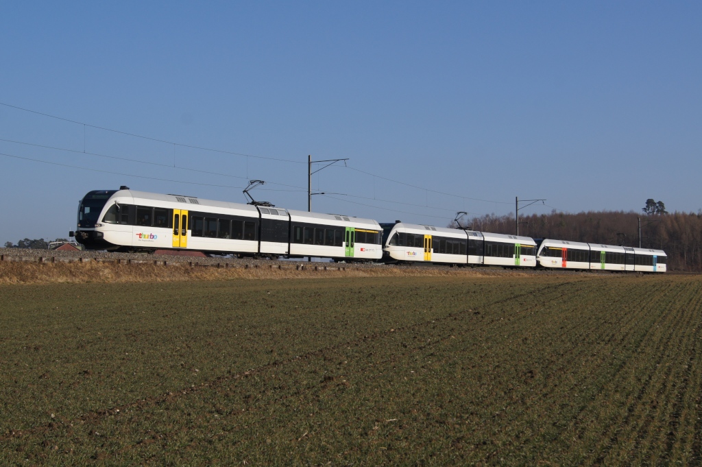RABe 526 740-6, RABe 526 737-2 und RABe 526 773-7 erreichen am 21.2.12 als S 33 Andelfingen.