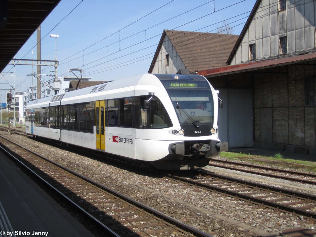 RABe 526 743-0 am 24.4.2013 bei der Durchfahrt in Oberwinterthur als Dienstzug.