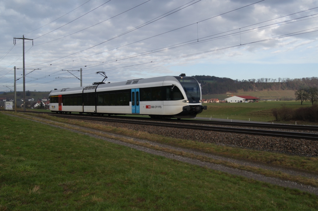 RABe 526 751-3 fhrt am 8.1.11 von Eglisau Richtung Glattfelden.