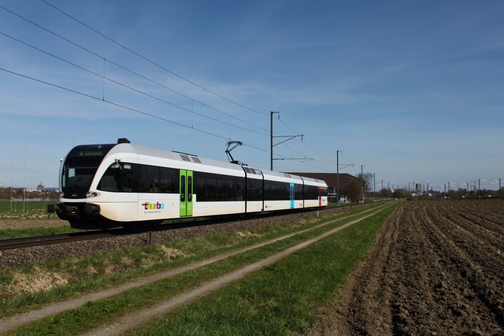 RABe 526 752 passiert als S3 23361 (St.Gallen Haggen-Schaffhausen) die Kompostieranlage Tgerwilen. Links sind die Visiere fr ein angestrebtes Biogaskraftwerk zu sehen. (1.April 2011)