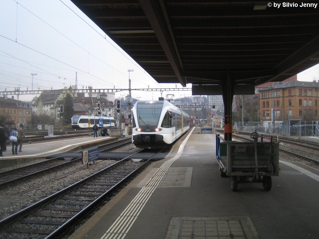 RABe 526 755-4 ''Rheinfall'' bei der Durchfahrt in Winterthur als Dienstfahrt. Da ich mit dem Fotografieren des EC's auf dem Nachbargleis beschftigt war, war bei diesem Thurbo halt noch sehr viel vom Perrondach zu sehen.