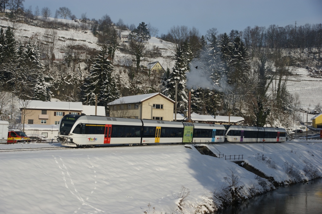 RABe 526 756-4 und RABe 526 719-0 erreichen am 13.12.2012 Au SG.