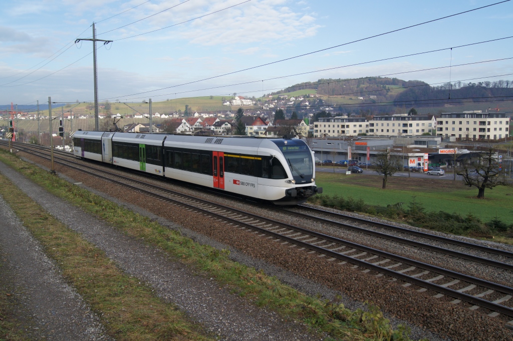 RABe 526 757-8 befindet sich am 8.1.11 kurz nach Eglisau.