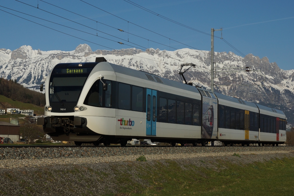 RABe 526 762-0 nhert sich am 24.12.2012 Sevelen.