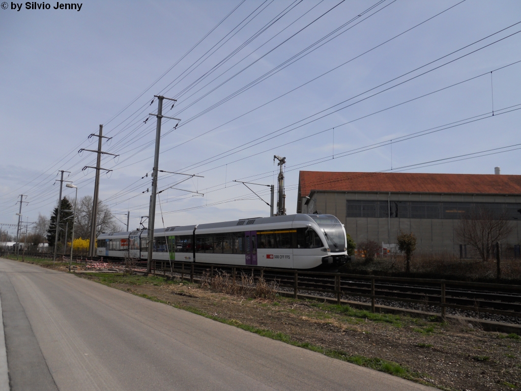 RABe 526 768-7 am 3.4.2010 zwischen Oberwinterthur und Winterthur. Vor kurzem wurden die Schrebergrten an der Strecke gerumt, so dass man nun auch hier freien Blick auf die Strecke erhlt.
