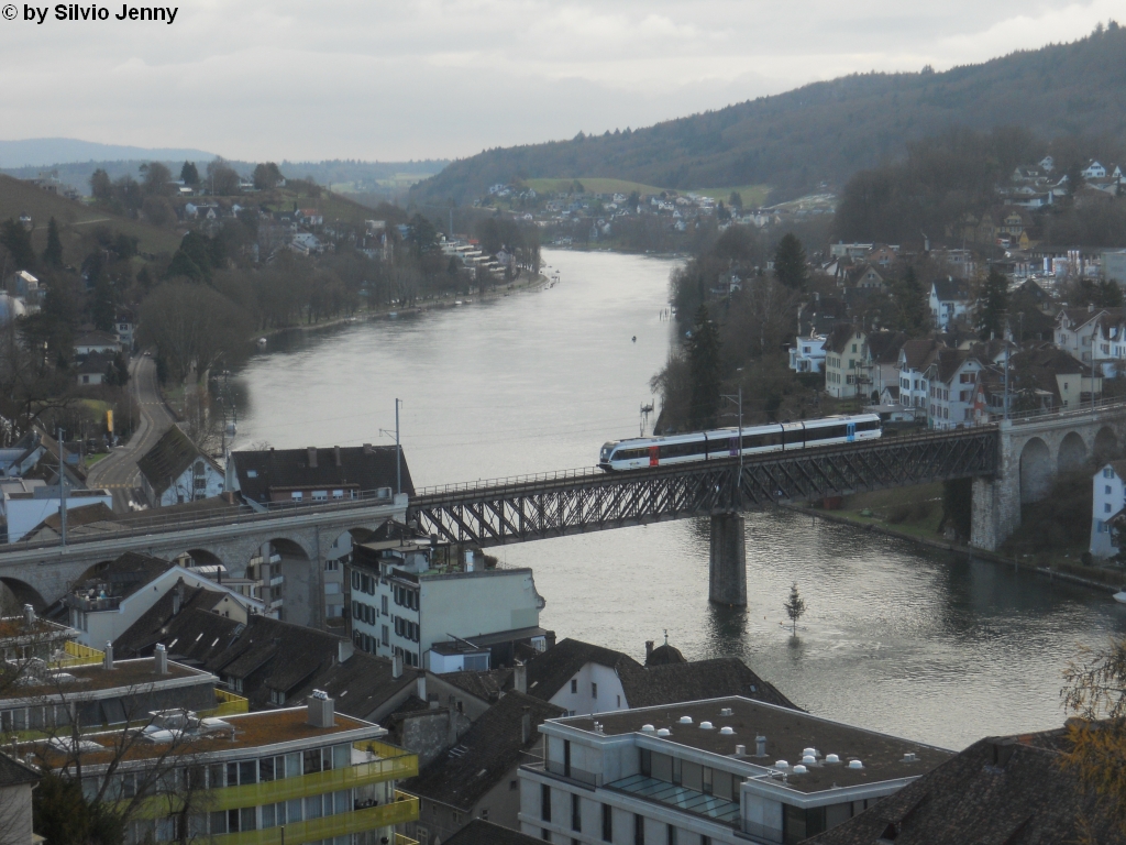 RABe 526 779-4 berquert am 12.12.2010 bei Feuerthalen den Rhein, Bild aufgneommen vom Munot hinab.