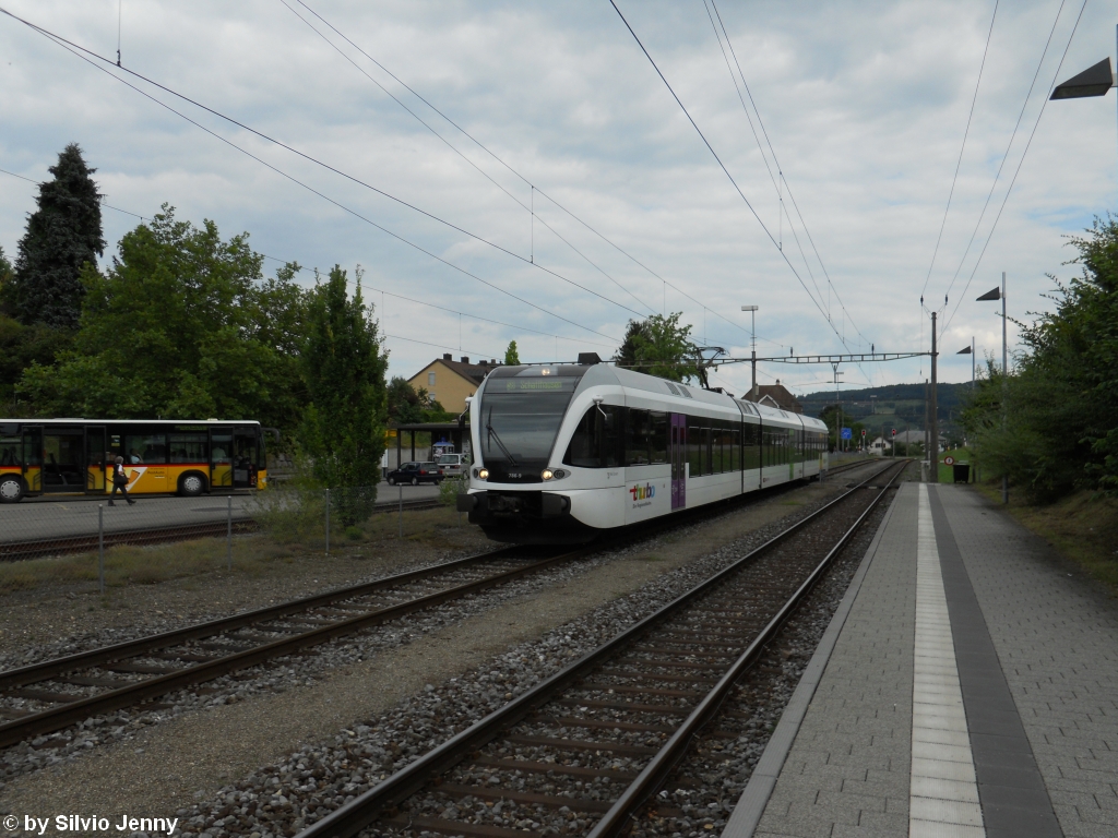 RABe 526 786-9 ''Bad Zurzach'' erreicht am 25.7.2010 Stein am Rhein, whrend dessen wartet das Postauto nach Frauenfeld auf allfllige Umsteigegste.