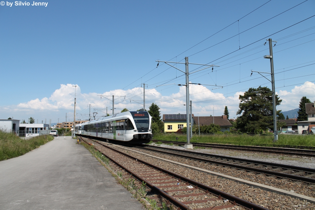 RABe 526 799-2 und 526 735-6 ''Rmikon AG'' am 6.6.2013 in Heerbrugg als S1 nach Altsttten SG. Mit der Inbetriebnahme der S-Bahn St.Gallen ab Dezember verkehrt die S1 nicht mehr ins Rheintal. An deren Stelle kommt die Ringlinie S4 der SOB zum Einsatz.