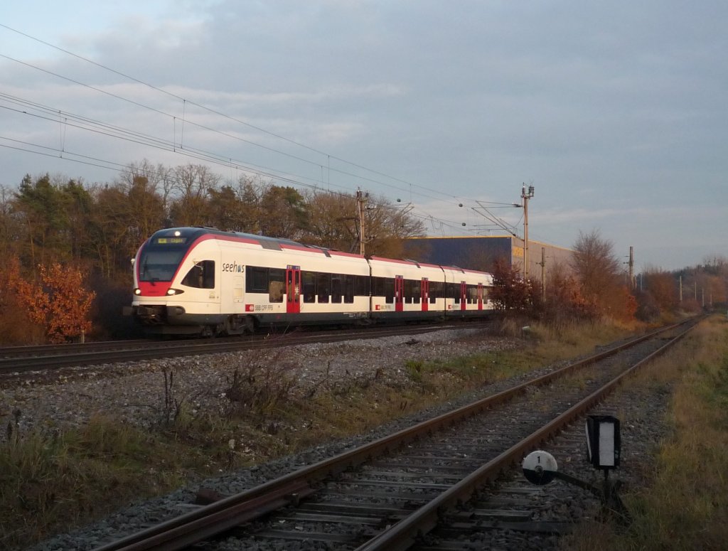 RABe 526  Seehas  als SBB 79844 Konstanz - Engen kurz vor Singen-Industrie. 05.12.09