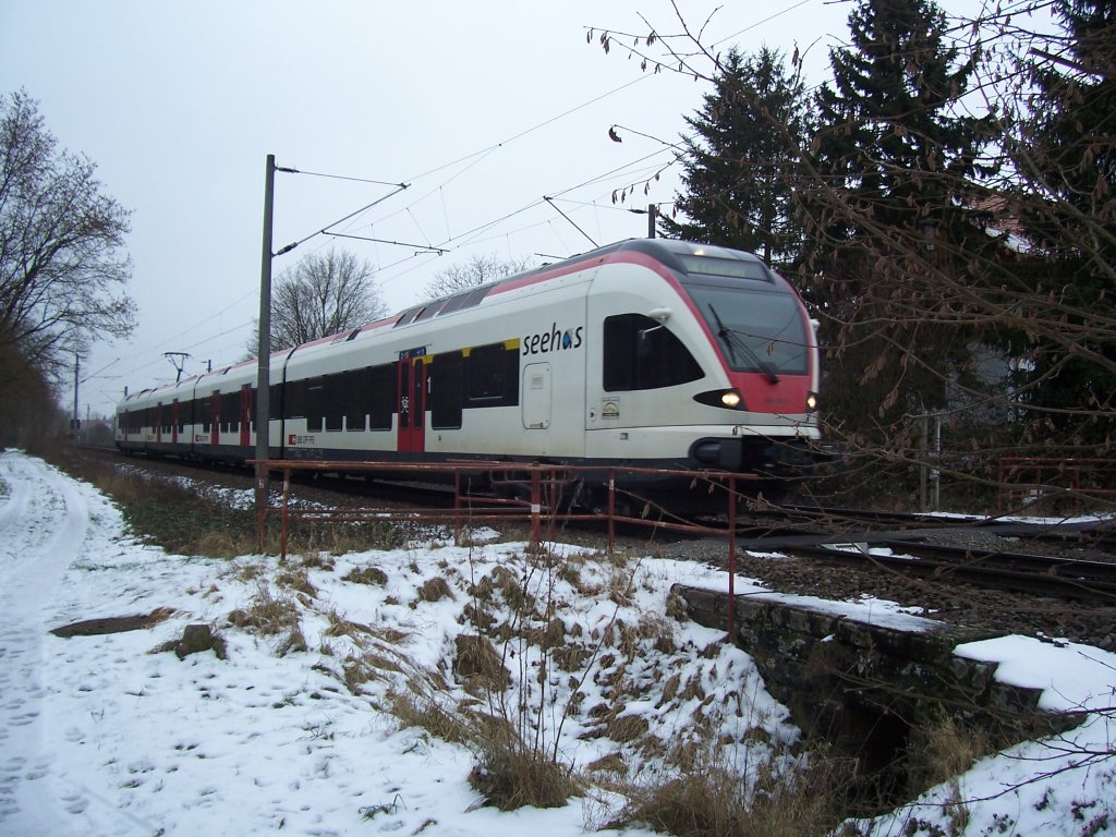 RABe 526  Seehas  als SBB 79831 Engen - Konstanz passiert gerade einen drehkreuzgesicherten Fugngerbahnbergang Nhe Hegne am 16.01.2010