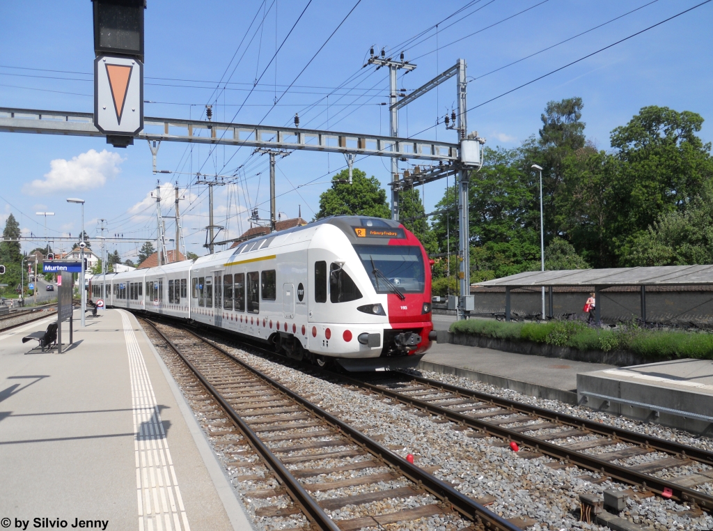 RABe 527 193-2 am 30.5.2012 in Murten als Regio 14463 nach Fribourg. Eigentlich beschaffte die tpf ihre Flirts fr die neuen RE Bulle - Fribourg, sehr oft laufen sie aber ab Fribourg weiter nach Neuenburg.
