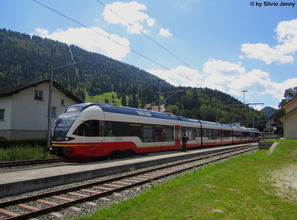 RABe 527 332-1 am 10.8.2012 in Buttes als Regio nach Neuchtel
