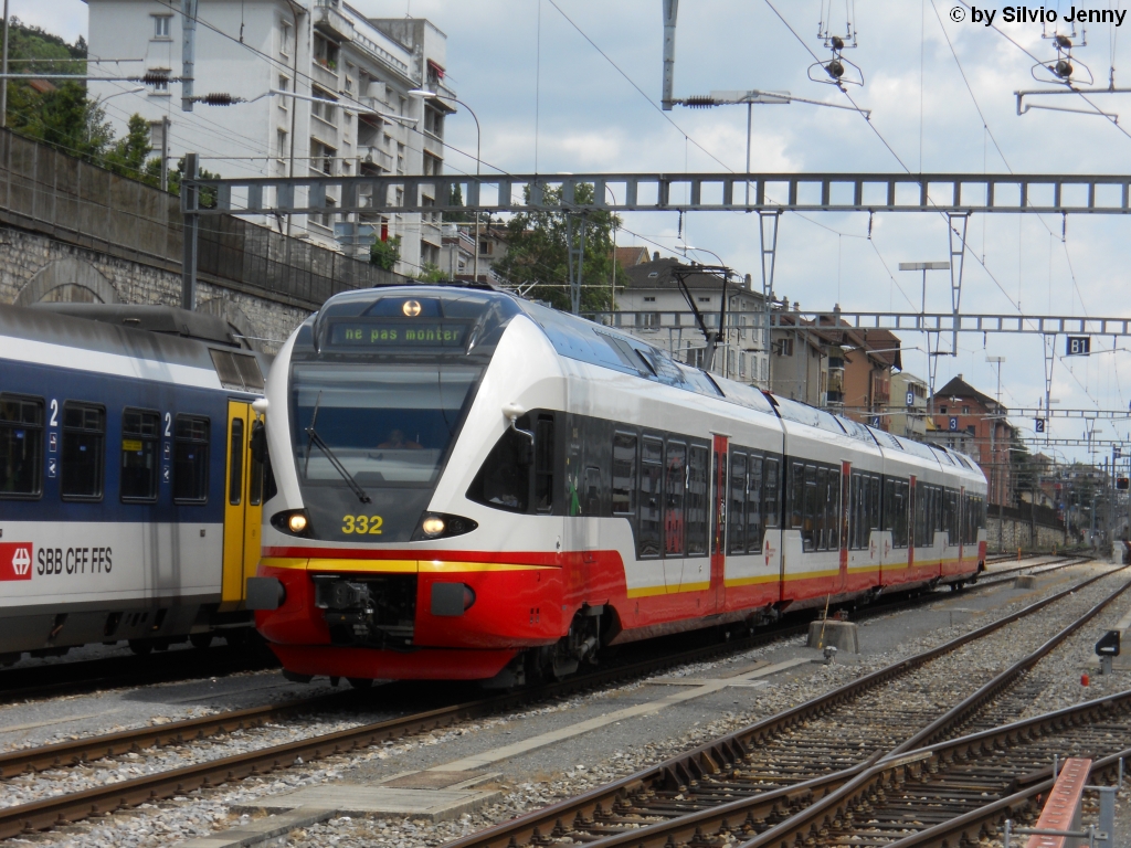 RABe 527 332-1 am 27.7.2010 in Neuchtel.
