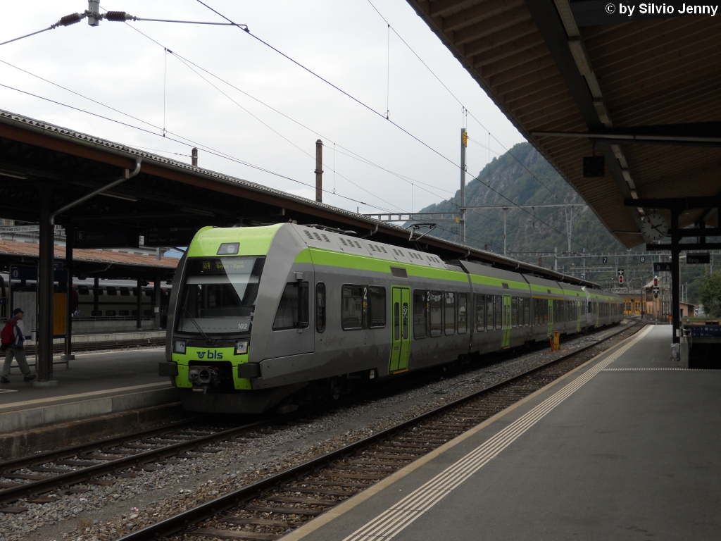 RABe 535 102-8 und ein weiterer Ltschberger haben am 18.9.2010 soeben Brig erreicht.