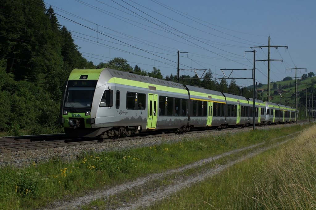 RABe 535 103-9 und RABe 535 111-9 erreichen am 30.6.12 Mlenen als RE nach Brig. Die beiden Ltschberger brachten an diesem Tag zahlreiche Ausflgler nach Mlenen, welche dann Richtung Niesen weiterreisten.